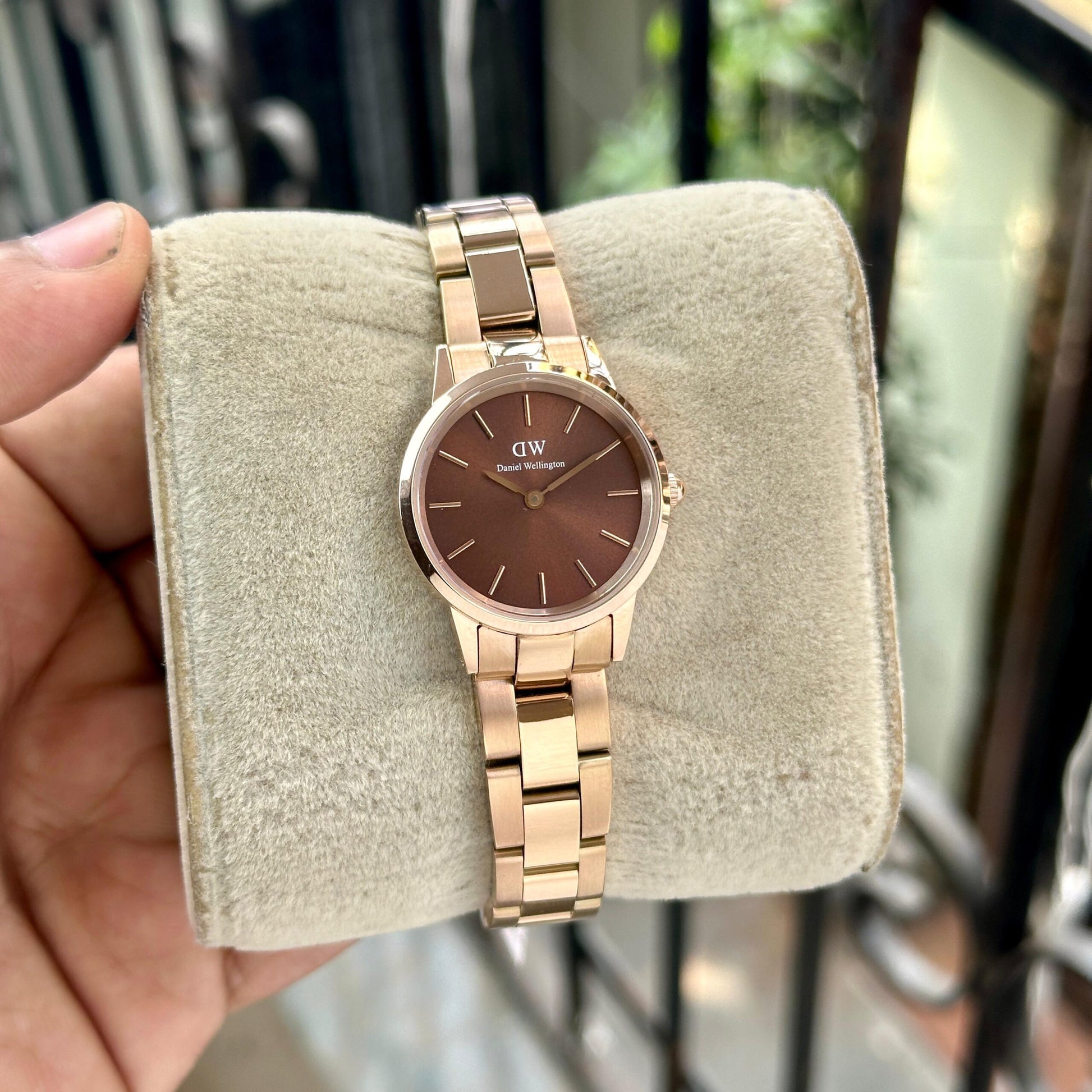 DANIEL WELLINGTON Iconic Link Watch Store India